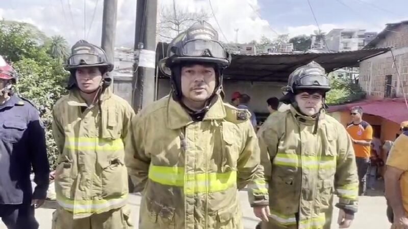 INCENDIO ESTRUCTURAL DEJÓ PÉRDIDA TOTAL DE UNA VIVIENDA Y UN BOMBERO LESIONADO