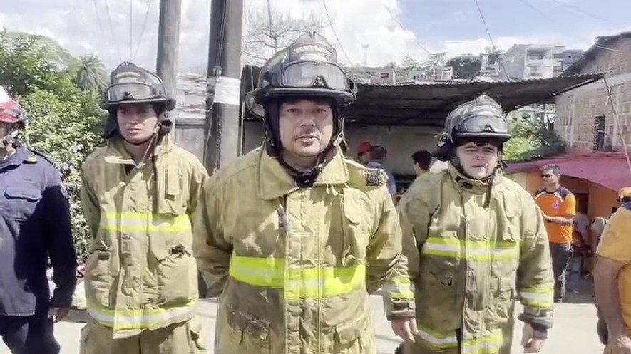 INCENDIO ESTRUCTURAL DEJÓ PÉRDIDA TOTAL DE UNA VIVIENDA Y UN BOMBERO LESIONADO