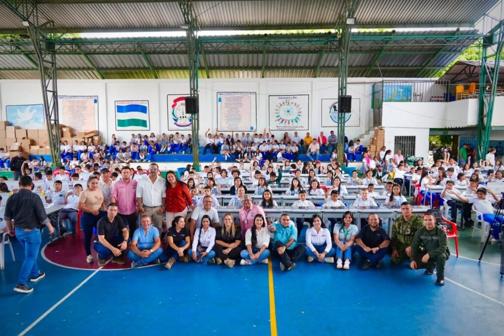GOBERNACION DEL CAQUETA FORTALECE LA EDUCACIÓN CON LAENTREGA DE 1.119 EQUIPOS DE CÓMPUTO EN LA MONTAÑITA Y EL PAUJIL